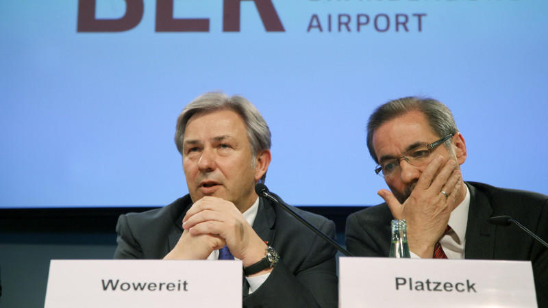 Brandenburgs Ministerpräsident Platzeck (rechts) übernimmt den Aufsichtsrat-Vorsitz von Berlins Bürgermeister Wowereit, doch ein Ende der Probleme des Hauptstadt-Flughafens ist nicht in Sicht.