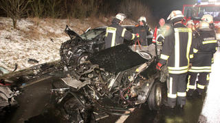Feuerwehrleute sichern am 11.01.2013 in den Nachstunden auf der Landesstraße 554 bei Adelebsen bei Göttingen (Niedersachsen) zwei verunglückte Fahrzeuge. Zuvor waren die Wagen auf vereister Fahrbahn zusammengestoßen. Eine Person kam ums Leben, vier weitere wurden teilweise lebensgefährlich verletzt. Foto: Stefan Rampfel/dpa  +++(c) dpa - Bildfunk+++