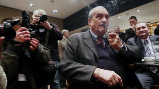 epa03532133 Czech Foreign Minister and presidential candidate Karel Schwarzenberg smokes his pipe at his election headquarter during the second day of the first round of the country's first ever direct presidential elections in Prague, Czech Republic, 12 January 2013. Analysts were expecting high turnout levels among the 8.4 million Czechs registered to vote, with a neck-and-neck race expected between centre-right candidate Jan Fischer and centre-left contender Milos Zeman. Around 8.4 million Czechs are registered to vote. EPA/MATEJ DIVIZNA  +++(c) dpa - Bildfunk+++