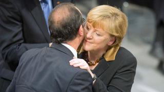 Frankreichs Staatspräsident Francois Hollande küsst Bundeskanzlerin Angela Merkel (CDU) am 22.01.2013 im Bundestag in Berlin nach ihrer Rede auf die Wange. Der Bundestag erinnert in einer Feierstunde an den 50. Jahrestag des Elyseé-Vertrags. Am 22.01.1963 wurde der deutsch-französische Freundschaftsvertrag in Paris unterzeichnet. Foto: Michael Kappeler/dpa  +++(c) dpa - Bildfunk+++
