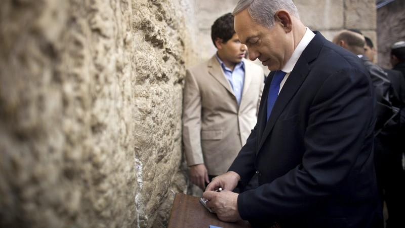 Nachdem Benjamin Netanjahu seine Stimme abgegeben hatte, bat er um höheren Beistand.