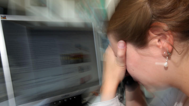 Verzweifelte Frau vor einem Computer