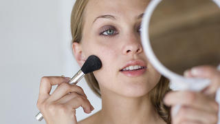 portrait of woman applying make up with brush                                                                                                                                                            Keine Weitergabe an Drittverwerter.