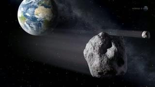 HANDOUT - Der Erde steht eine Rekordbegegnung mit einem Asteroiden bevor: Am 15. Februar 2013 wird der Asteroid 2012 DA14 knapp an der Erde vorbeischrammen, wie die US-Raumfahrtbehörde Nasa berichtet (undatierte Video-Illustration). Der Asteroid 2012 DA14 nähert sich bis auf knapp 28 000 Kilometer und kreuzt dabei sogar die Bahn zahlreicher Kommunikations- und Erdbeobachtungssatelliten. Eine Kollision schließt die Nasa aus. Foto: NASA /Science dpa +++(c) dpa - Bildfunk+++