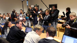 ARCHIV - Die Angeklagten Uwe R. (2.v.r.) und Melanie-Christin M. B. (l) sitzen am 08.01.2013 mit ihren Anwälten Ingmar Rosentreter (r) und Johannes Daners (2.v.l.) auf der Anklagebank des Landgerichts in Koblenz (Rheinland-Pfalz). Die spektakuläre Entführung der wenige Wochen alten Michala in Tschechien sorgte im Sommer 2012 für Schlagzeilen. Am Montag (18.02.2013) werden im Prozess gegen das angeklagte Pärchen die Plädoyers sowie die Urteile erwartet. Foto: Thomas Frey/dpa (zu dpa: «Plädoyers und Urteile im Baby-Prozess erwartet» vom 18.02.2013) +++(c) dpa - Bildfunk+++