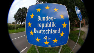 ARCHIV - «Bundesrepublik Deutschland» steht am 21.09.2011 auf einem Schild an der Grenze zwischen den Niederlanden und Deutschland in Venebrugge. Die Zuwanderung nach Deutschland ist im ersten Halbjahr 2011 deutlich gestiegen - vor allem aus den EU-Staaten. Foto: Friso Gentsch dpa (zu dpa 0513 vom 22.12.2011)  +++(c) dpa - Bildfunk+++