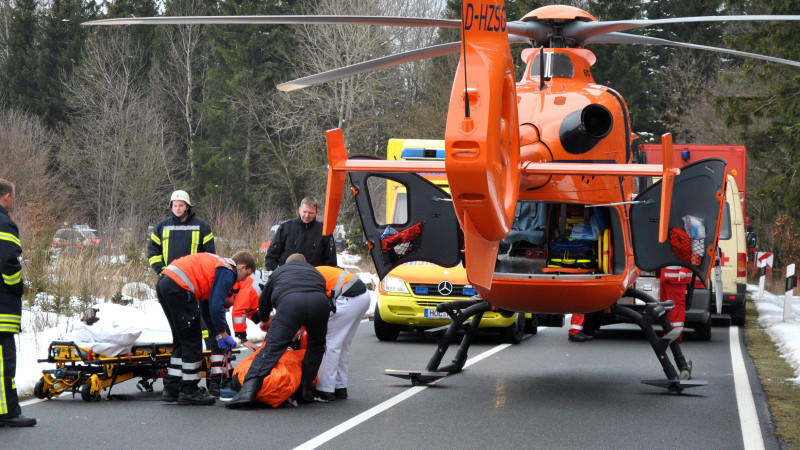 Zwei Jugendliche wurden bei dem Busunfall so schwer verletzt, dass sie mit Hubschraubern in Krankenhäuser transportiert werden mussten.