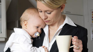 Career mother with baby having coffee in the morning./ MODEL RELEASED. Foto: ELINA SIMONEN / LEHTIKUVA +++(c) dpa - Report+++