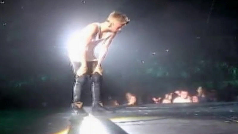justin-bieber-kollaps-auf-der-buehne
