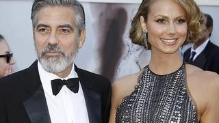 George Clooney and girlfriend Stacy Keibler arrive at the 85th Academy Awards in Hollywood, California February 24, 2013.  REUTERS/Lucas Jackson  (UNITED STATES TAGS:ENTERTAINMENT) (OSCARS-ARRIVALS)