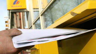 ARCHIV - Briefe werden in Köln in einen Briefkasten geworfen (Archivfoto vom 19.03.2007). Die Deutsche Post hält an der Briefzustellung als wesentlichem Konzerngeschäftsfeld fest. Spekulationen, sie könnte sich nur noch auf das weltweite Logistikgeschäft konzentrieren und sogar eine Abtrennung oder einen Verkauf des angestammten und renditestarken Briefgeschäfts anvisieren, wischte Post-Vorstandvorsitzende Appel jetzt vom Tisch. Er erklärte die «klassischen Postdienstleistungen» wie Brief- und Paketbeförderung in Deutschland für «unverzichtbar» für den Konzern. Foto: Oliver Berg dpa/lnw +++(c) dpa - Bildfunk+++