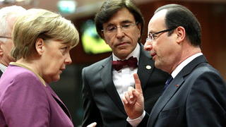 epa03625304 (L-R) Germany Federal Chancellor Angela Merkel Belgian Prime Minister Elio Di Rupo and French President Francois Hollande European Council President Herman Van Rompuy speak at the European Council headquarters in Brussels, Belgium, 15 March 2013. French President Francois Hollande called on the European Union to lift an arms embargo running until in May that has prevented the shipment of weapons to rebels in war-torn Syria, at talks on 14 March with his EU counterparts. Britain also has spoken in favour of providing more unequivocal support to the Syrian opposition, whereas German Chancellor Angela Merkel called for caution. The issue was added at the last minute to the leaders' agenda for 15 March. EPA/OLIVIER HOSLET +++(c) dpa - Bildfunk+++