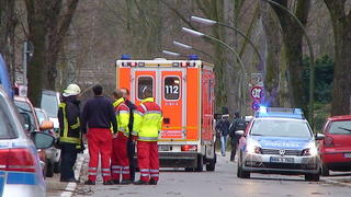 Polizei und Rettungskräfte stehen am 23.03.2013 auf einer Straße in Recklinghausen. Durch Schüsse sind zwei Menschen verletzt worden. Es handele sich um einen 52 Jahre alten Mann und eine 47-jährige Frau, sagte eine Polizeisprecherin. Entgegen ersten Informationen der Polizei ist noch unklar, ob ein Streit zwischen Eheleuten Auslöser für die Schießerei war. Foto: Karsten John/dpa +++(c) dpa - Bildfunk+++