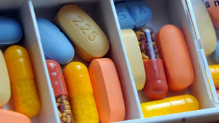 Tabletten eines an Aids erkrankten Menschen liegen in Tagesrationen auf einem Tisch, aufgenommen am Mittwoch (16.11.2011) in Berlin. Diese Art von Medikamenten werden in der modernen Medizin derzeit als Kombinationstherapie eingesetzt. Foto: Jens Kalaene