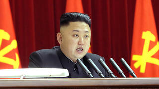 El gobernante norcoreano Kim Jong Un pronuncia un discurso durante la reunión plenaria del comite central del gobernante Partido de los trabjadores en Pyongyang, Corea del Norte, el domingo 31 de marzo de 2013. (AP Foto/KCNA vía KNS)
