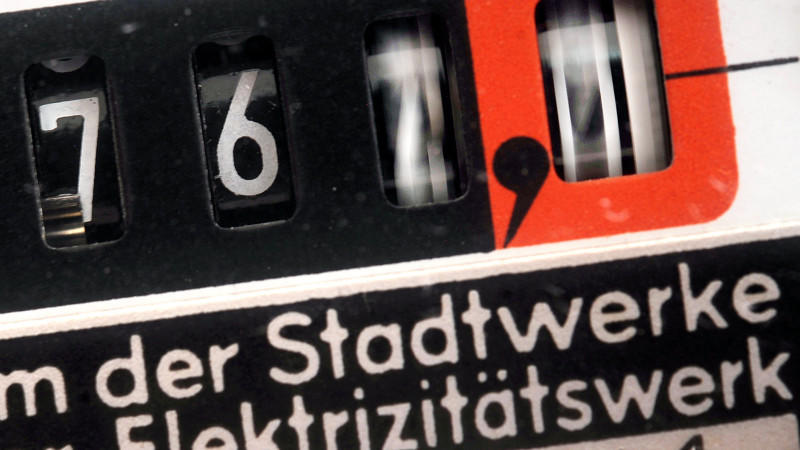 Viele Deutsche können sich freuen: Der Strom wird für acht Millionen Haushalte günstiger.