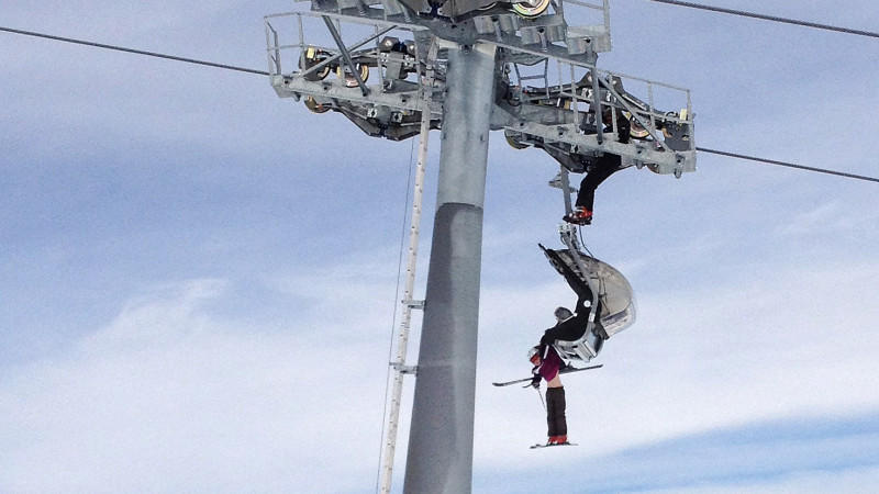 Österreich Skilift Mädchen stürzt