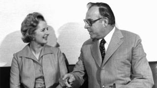 ARCHIV - Margaret Thatcher, Vorsitzende der britischen Konservativen Partei, unterhält sich am 27. Juni 1975 in Bonn mit Helmut Kohl, Bundeskanzlerkandidat der Christlich Demokratischen Union (CDU). Foto:Heinrich Sanden/dpa (zu dpa "Frühere britische Premierministerin Margaret Thatcher tot" vom 08.04.2013) +++(c) dpa - Bildfunk+++