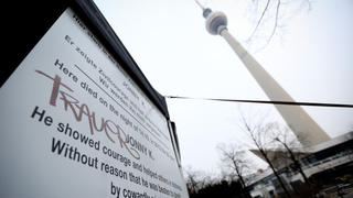 Ein Schild mit der Aufschrift "Trauer" ist am 09.03.2013 in Berlin vor der Rathaus-Passage am Alexanderplatz zu sehen. Hier wurde Jonny K. das Opfer eines Gewaltverbrechens. Ein halbes Jahr nach der tödlichen Gewaltorgie ist der Hauptverdächtige gefasst. Foto: Kay Nietfeld/dpa +++(c) dpa - Bildfunk+++