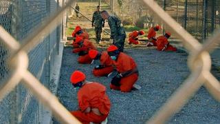 ARCHIV - In orangefarbene Overalls gekleidete Häftlinge knien im Camp X-Ray auf dem US-Marinestützpunkt Guantanamo Bay auf Kuba (Archivfoto vom 11.1.2002). Die Enthüllungsplattform Wikileaks hat geheime Dokumente des US-Militärs über mehr als 700 Gefangene im Lager Guantánamo veröffentlicht. Daraus gehe hervor, dass in dem US-Lager in Kuba Menschenrechtsverletzungen an der Tagesordnung gewesen seien, berichtete die spanische Zeitung «El País» am Montag. Foto: Shane T. McCoy/US Navy dpa (zu dpa 0489 vom 25.04.2011)  +++(c) dpa - Bildfunk+++
