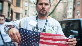 Carlos Arredondo, a spectator at the 2013 Boston Marathon, holds on April 15, 2013 in Boston, Massachusetts, USA, an American flag covered in blood. The 2013 Boston Marathon was marked with tragedy when two bombs exploded simultaneously at the finish line in Downtown Boston. Three people were killed and over 120 injured. (Zu dpa Extra "US-Presse feiert Costa Ricaner als Held von Boston"). Photo: Jeremiah Robinson/Zumapress +++(c) dpa - Bildfunk+++