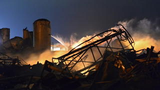 epa03666449 Remains of a fertilizer plant and other buildings and vehicles after the plant exploded in West, Texas, USA, 17 April 2013. A hospital in the nearby town of Waco has been told to expect up to 100 injured people, media reports said. Buildings near the plant included a school and a retirement home. EPA/LARRY W. SMITH +++(c) dpa - Bildfunk+++