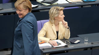 Bundeskanzlerin Angela Merkel geht am 18.04.2013 im Deutschen Bundestag in Berlin, während der Debatte um die Frauenquote an Bundesarbeitsministerin Ursula von der Leyen (beide CDU) vorbei. Im Plenum stand ein Gesetzentwurf des Bundesrats zur Abstimmung, der in Aufsichtsräten börsennotierter Unternehmen die stufenweise Einführung einer Quote für Frauen von 40 Prozent ab 2023 vorsieht. Foto: Wolfgang Kumm/dpa +++(c) dpa - Bildfunk+++