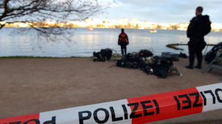 Beamte der Tauchergruppe der Hamburger Polizei bereiten sich am 19.04.2013 auf die Suche nach einem vermissten Jungen in der Außenalster in Hamburg vor. Der 13-Jährige war am Nachmittag mit einem Ruderboot gekentert und wird seitdem vermisst. Foto: Marcus Brandt/dpa +++(c) dpa - Bildfunk+++