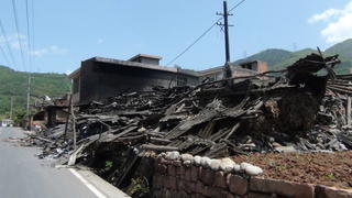 epa03669609 A view of collapsed houses on a road in Lushan county in southwest China's Sichuan province 20 April 2013. A powerful earthquake jolted the province Saturday morning, killing at least 82 people with thousands injured, according to latest assessments EPA/LI TU CHINA OUT +++(c) dpa - Bildfunk+++