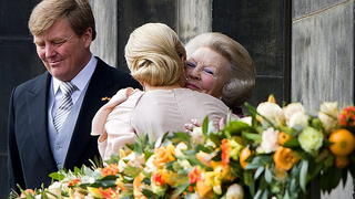 epa03682122 Dutch Princess Beatrix (R) is embraced by Queen Maxima as King Willem-Alexander looks on on the balcony after the abdication ceremony of the King's mother at the Royal Palace in Amsterdam, The Netherlands, 30 April 2013. Royal Highness Princess Beatrix of the Netherlands in an official act on 30 April signed her abdication to leave the Dutch throne to her son Prince Willem-Alexander who became the new King of the Netherlands the same day. Dutch King Willem-Alexander becomes the first male monarch in the country in 123 years. EPA/ROBIN UTRECHT / POOL +++(c) dpa - Bildfunk+++