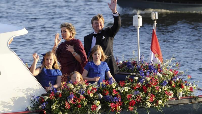 Dutch King Willem-Alexander, Queen Maxima and their daughters Crown Princess Catharina-Amalia, Princess Alexia and Princess Ariane wave to the crowd during a boat parade in Amsterdam April 30, 2013. The Netherlands is celebrating Queen's Day on Tuesday, which also marks the abdication of Queen Beatrix and the investiture of her eldest son Willem-Alexander.           REUTERS/Toussaint Kluiters (NETHERLANDS  - Tags: ROYALS POLITICS ENTERTAINMENT)  