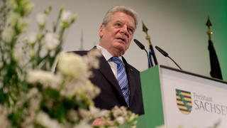 Bundespräsident Joachim Gauck spricht am 30.04.2013 in Dresden (Sachsen) während eines Empfangs zu den anwesenden Gästen. Der Bundespräsident besucht zu seinem offiziellen Antrittsbesuch in Sachsen die Landeshauptstadt Dresden. Foto: Marc Tirl dpa +++(c) dpa - Bildfunk+++