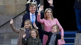 epa03683513 King Willem-Alexander of The Netherlands (C-L) and Queen Maxima (C-R) wave to the crowd after a breakfast with the guests still present in the Royal Palace, in Amsterdam, The Netherlands, 01 May 2013. Seen in front are (L-R) Crown Princess Amalia, Princess Ariane and Princess Alexia. The Netherlands on 30 April 2013 saw a colorful investiture of their new King Willem-Alexander following the abdication of his mother, Royal Highness Princess Beatrix, who in an official act the same day had signed her abdication leaving the Dutch throne to her son who became the first male monarch in the country in 123 years. EPA/JERRY LAMPEN +++(c) dpa - Bildfunk+++