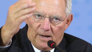 Bundesfinanzminister Wolfgang Schäuble (CDU) beantwortet am 08.05.2013 während einer Pressekonferenz im Bundesfinanzministerium in Berlin Fragen von Journalisten. Der Politiker unterrichtete die Medienvertreter über den Abschluss der Beratungen zur Frühjahrs-Steuerschätzung. Foto: Wolfgang Kumm/dpa +++(c) dpa - Bildfunk+++