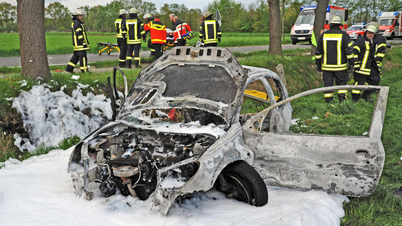 Bad Bentheim, Emsland, Fußballer verunglückt, Sportler aus Autowrack gerettet
