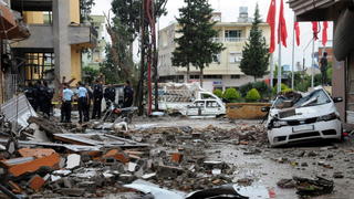 epa03697315 Investigators and other personnel gather near the area of the twin car bomb explosions in Reyhanli, Hatay province, Turkey, 12 May 2013. Top government officials in Turkey on 11 May had pointed fingers at the Syrian regime for involvement in the bombings near the border with Syria that claimed at least 46 lives. Reyhanli is a town in the south-eastern province of Hatay that is home to many Syrian refugees. Syria on 12 May denied involvement in the car bombings in Turkey and called for Turkish Prime Minister Recep Tayyip Erdogan to step down. Meanwhile Turkey has arrested nine people suspected of involvement in the deadly car bomb attacks, Turkish media reported 12 May, quoting Deputy Prime Minister Besir Atalay. EPA/STRINGER TURKEY OUT +++(c) dpa - Bildfunk+++