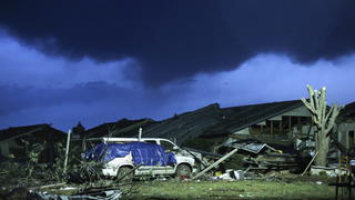 epa03709954 As dawn breaks, storm clouds roll in over a destroyed neighborhood the day after a tornado hit in Moore, Oklahoma, USA, 21 May 2013. US President Barack Obama declared a major disaster in Oklahoma after a powerful tornado tore through parts of the state, killing 91 people, US media reported. EPA/ED ZURGA +++(c) dpa - Bildfunk+++
