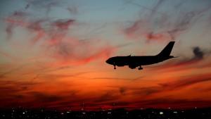 Vor einem vom Sonnenuntergang farbenprächtig verfärbten Himmel landet am Donnerstag (16.07.2009) ein Flugzeug auf dem Flughafen in Frankfurt am Main. Foto: Julian Stratenschulte dpa/lhe +++(c) dpa - Bildfunk+++