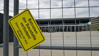 ARCHIV - Mit einem Bauzaun ist am 10.08.2012 das Terminal des neuen Hauptstadtflughafens Berlin Brandenburg Willy Brandt (BER) in Schönefeld (Dahme-Spreewald) abgesperrt.  Am kommenden Donnerstag (16.08.2012) tagt erneut der Flughafen-Aufsichtsrat. Ein Thema ist unter anderem Flughafen-Finanzierung. Foto: Patrick Pleul dpa/lbn  +++(c) dpa - Bildfunk+++
