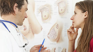 ILLUSTRATION - Ein Arzt erklärt am 29.05.2012 in einem Behandlungszimmer in Berlin einer Patientin den Aufbau der Brust.