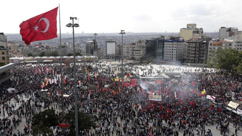 Auch am dritten Tag haben sich wieder viele Protestler auf dem zentralen Taksim-Platz in Istanbul versammelt.