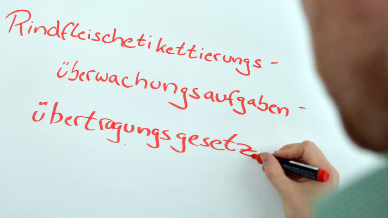 Rindfleischetikettierungsüberwachungsaufgabenübertragungsgesetz: Das längste Wort der deutschen Sprache wird abgeschafft