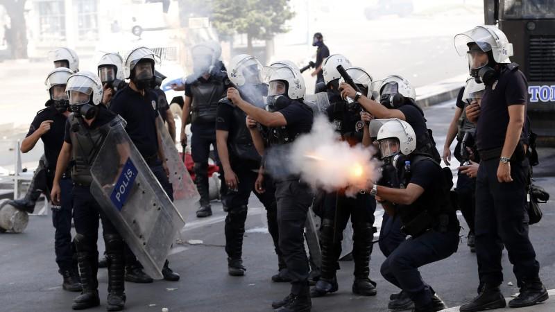 Wasserwerfer und Tränengas gegen Demonstranten