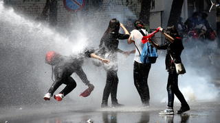 epa03729594 Turkish protesters clash with riot police during a rally supporting Istanbul demonstrations against the conservative government of Prime Minister Recep Tayyip Erdogan, in Ankara, Turkey, 03 June 2013. Turkey's crackdown on opposition protesters that reports said left at least two dead and more than 1,000 injured was 'truly disgraceful,' Amnesty International said 02 June, on a third day of the demonstrations. Demonstrations against the Islamic-conservative government of Prime Minister Recep Tayyip Erdogan began on 31 May when a police crackdown against a peaceful sit-in staged by environmentalists angered over a development project in Istanbul. EPA/MUAMMER TAN / ANADOLU AGENCY EDITORIAL USE ONLY/NO SALES/NO ARCHIVES +++(c) dpa - Bildfunk+++