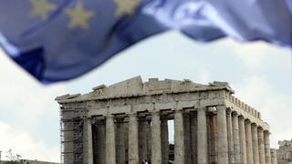 ARCHIV - Eine EU-Fahne weht am 09.04.2010 über der Akropolis in Athen. Griechenland droht die Staatspleite. Der Internationale Währungsfonds (IWF) hat Versäumnisse bei der Unterstützung Griechenlands eingeräumt. Wenngleich das Hilfsprogramm dazu beigetragen habe, ein Ausscheiden Athens aus dem Währungsraum zu verhindern, seien auch Fehler begangen worden. Foto: EPA/ORESTIS PANAGIOTOU/dpa  (zu «IWF räumt Fehler bei Griechenland-Hilfen ein» vom 06.06.2013) +++(c) dpa - Bildfunk+++
