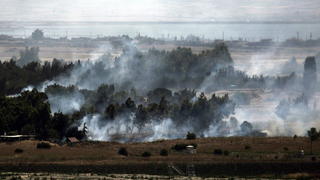 epa03733218 Smoke caused by shelling rises on the Syrian side of the border, next to the Israeli-Syrian border crossing of Quneitra, in the Golan Heights, Israel, 06 June 2013. According to Israeli media reports, Syrian rebels had gained control of the Syrian side of the Quneitra border crossing, between the Israeli-controlled and the Syrian-controlled part of the Golan Heights. Subsequent reports state that the Syrian army has taken control of the border crossing, which was monitored by UN troops before being seized by the rebels earlier in the day. EPA/STRINGER +++(c) dpa - Bildfunk+++