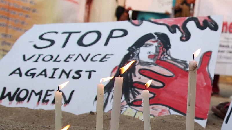 Nach dem Tod einer Studentin durch eine Gruppenvergewaltigung im Dezember 2012 rissen die Proteste (hier in Bombay) wochenlang nicht ab.