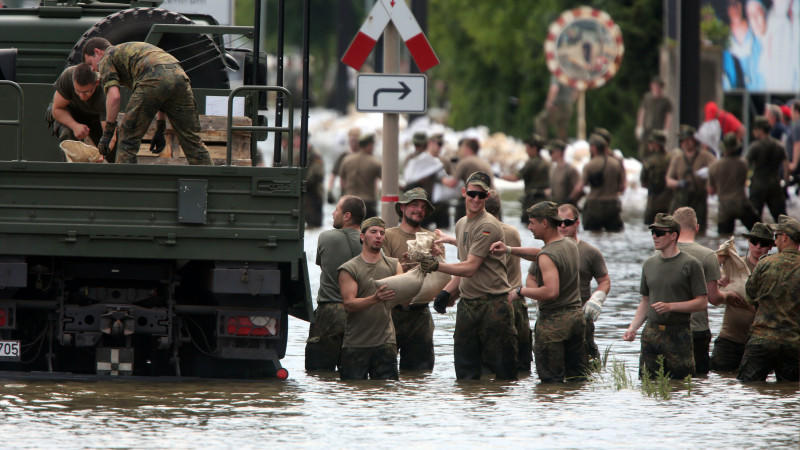 Jahrhunderflut: Tausende Helfer im Einsatz.