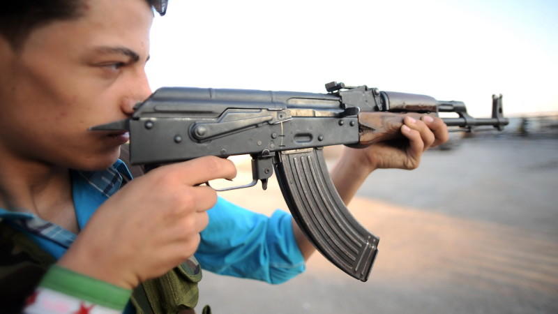 Ein syrischer Rebel hält eine Waffe im Anschlag - auch Kinder wurden rekrutiert
