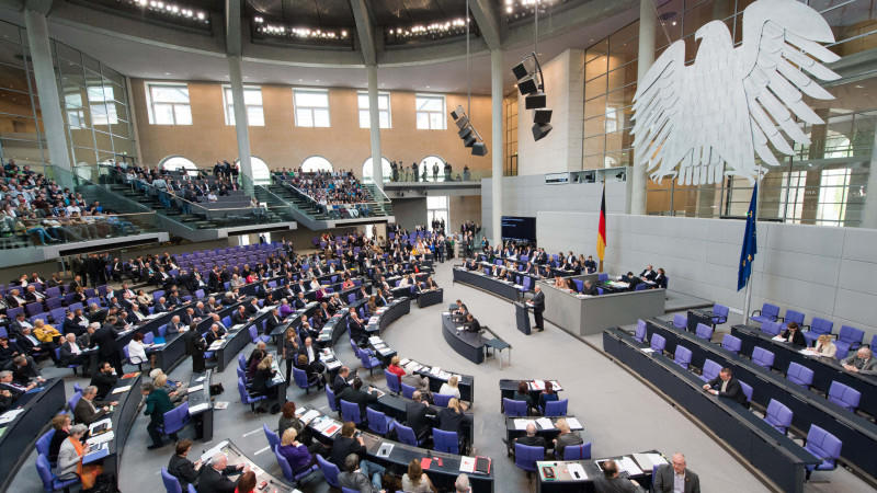 Schon bald könnten bei politischen Debatten im Bundestag Hunde durchs Bild laufen.